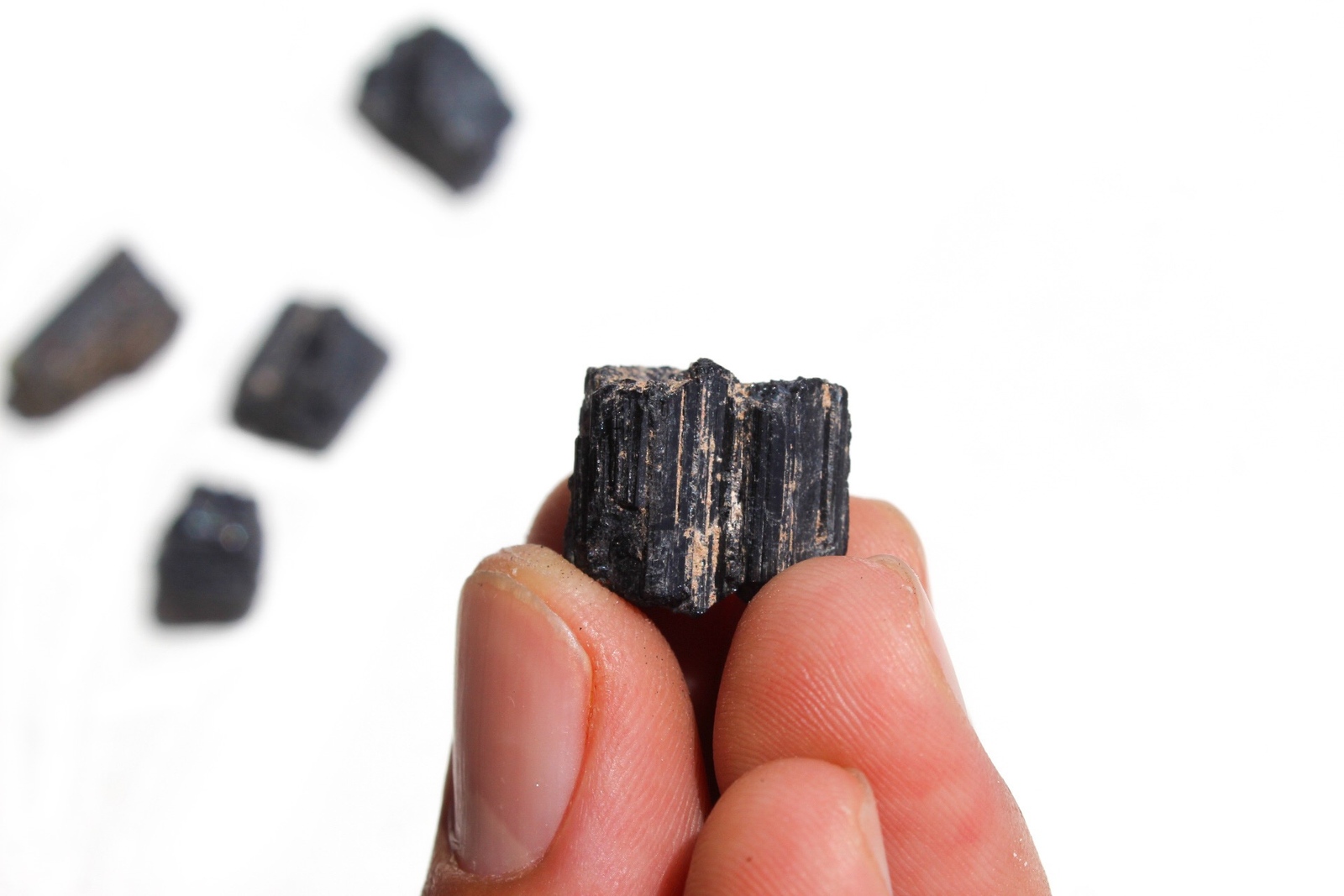 turmalina negra em bruto