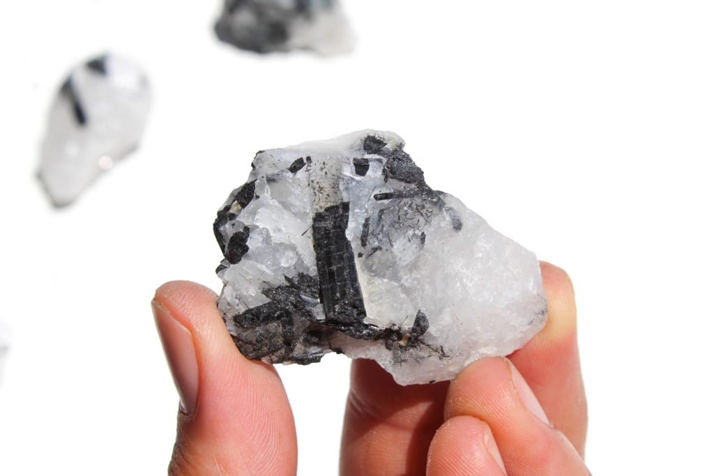 quartzo turmalinado em bruto