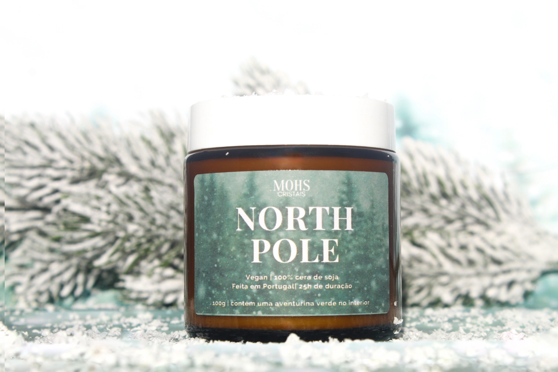 vela de natal north pole da mohs cristais, com notas de pinho, cedro e abeto Vela North Pole da MOHS Cristais com aroma de pinho, cedro e abeto, feita à mão com cera de soja.